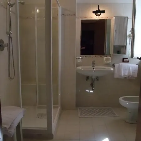 Hotell Miralago San Zeno di Montagna